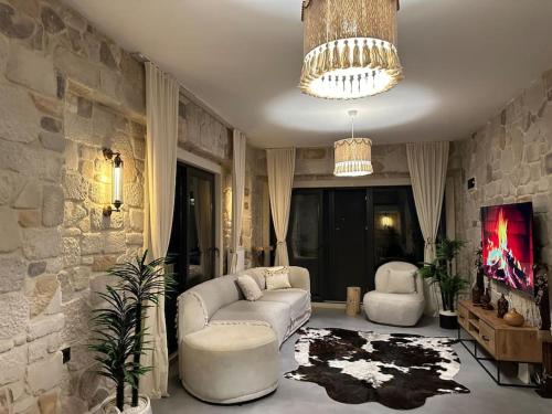 MEDASUİTE Stone House With Pool And Jacuzzi (MEDASUITE Stone House With Pool And Jacuzzi) in 凱爾佩 MEDASUİTE Stone House With Pool And Jacuzzi (MEDASUITE Stone House With Pool And Jacuzzi) in 凱爾佩
