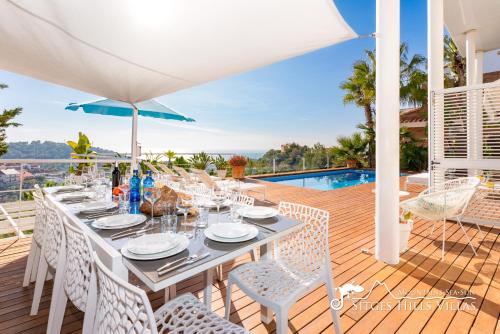 شرفة/ تراس, Super Villa Oasis Fab Sea and Sitges View with Private Pool and Air Conditioning in كوينت مار شرفة/ تراس, Super Villa Oasis Fab Sea and Sitges View with Private Pool and Air Conditioning in كوينت مار