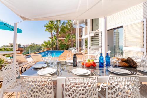 Super Villa Oasis Fab Sea and Sitges View with Private Pool and Air Conditioning in كوينت مار Super Villa Oasis Fab Sea and Sitges View with Private Pool and Air Conditioning in كوينت مار