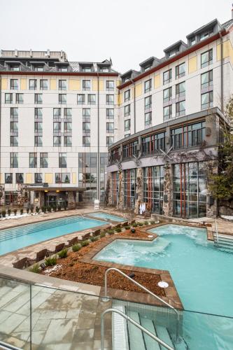 Piscina, Fairmont Tremblant Hotel in Mont-Tremblant (QC) Piscina, Fairmont Tremblant Hotel in Mont-Tremblant (QC)