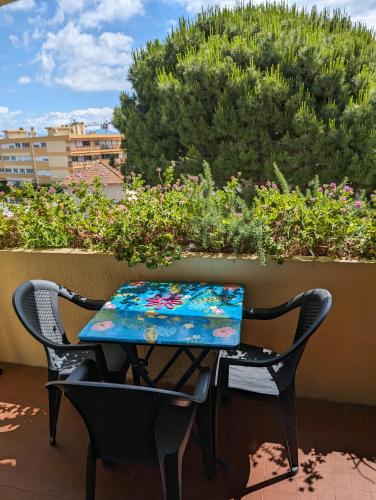 Balcony/terrace, Studio Calme Dernier Etage in La Fontonne Balcony/terrace, Studio Calme Dernier Etage in La Fontonne