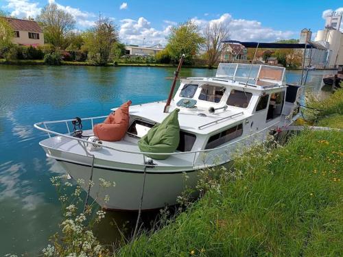 C'la Vie - Proche Fontainebleau - Bateau in Немур C'la Vie - Proche Fontainebleau - Bateau in Немур