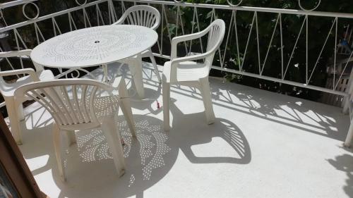 شرفة/ تراس, Maison de charme à Ferrières-Saint-Mary avec vue montagne (Maison de charme a Ferrieres-Saint-Mary avec vue montagne) in Massiac شرفة/ تراس, Maison de charme à Ferrières-Saint-Mary avec vue montagne (Maison de charme a Ferrieres-Saint-Mary avec vue montagne) in Massiac