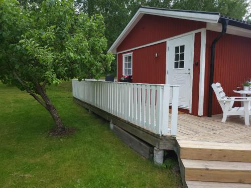 Erkély/terasz, Lilla huset med stor trädgårdstomt nära golf och hav (Lilla huset med stor tradgardstomt nara golf och hav) in Trosa Erkély/terasz, Lilla huset med stor trädgårdstomt nära golf och hav (Lilla huset med stor tradgardstomt nara golf och hav) in Trosa