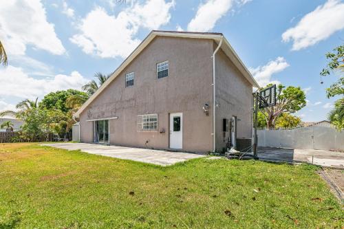 Exterior view, Spacious 3BR Villa in Miami with Fenced Backyard in Palmetto Estates Exterior view, Spacious 3BR Villa in Miami with Fenced Backyard in Palmetto Estates