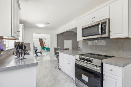 Kitchen, Spacious 3BR Villa in Miami with Fenced Backyard in Palmetto Estates Kitchen, Spacious 3BR Villa in Miami with Fenced Backyard in Palmetto Estates