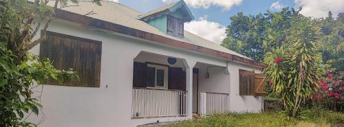 Градина, Maison familiale Jeanne Le Moule location saisonnière 4 - 7 pers (Maison familiale Jeanne Le Moule location saisonniere 4 - 7 pers) in Le Moule Градина, Maison familiale Jeanne Le Moule location saisonnière 4 - 7 pers (Maison familiale Jeanne Le Moule location saisonniere 4 - 7 pers) in Le Moule