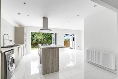 Brand New 4 Bed Deluxe Modern Villa - Sleeps 9 - Private Parking & Garden in 沃萊頓 Brand New 4 Bed Deluxe Modern Villa - Sleeps 9 - Private Parking & Garden in 沃萊頓