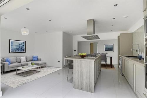 Brand New 4 Bed Deluxe Modern Villa - Sleeps 9 - Private Parking & Garden in 沃萊頓 Brand New 4 Bed Deluxe Modern Villa - Sleeps 9 - Private Parking & Garden in 沃萊頓
