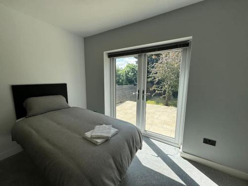 Brand New 4 Bed Deluxe Modern Villa - Sleeps 9 - Private Parking & Garden in 沃萊頓 Brand New 4 Bed Deluxe Modern Villa - Sleeps 9 - Private Parking & Garden in 沃萊頓