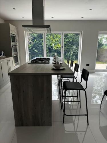 Brand New 4 Bed Deluxe Modern Villa - Sleeps 9 - Private Parking & Garden in 沃萊頓 Brand New 4 Bed Deluxe Modern Villa - Sleeps 9 - Private Parking & Garden in 沃萊頓