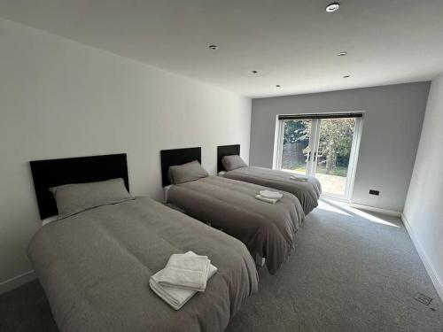 Brand New 4 Bed Deluxe Modern Villa - Sleeps 9 - Private Parking & Garden in 沃萊頓 Brand New 4 Bed Deluxe Modern Villa - Sleeps 9 - Private Parking & Garden in 沃萊頓