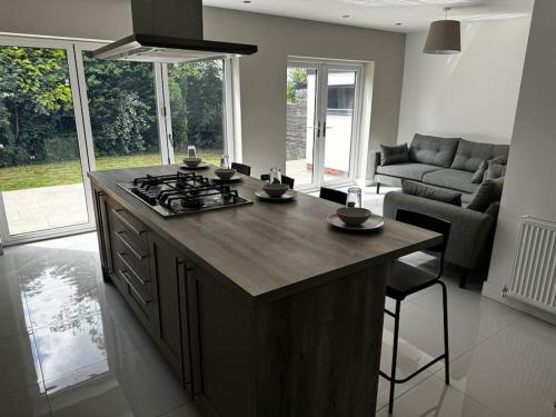 Brand New 4 Bed Deluxe Modern Villa - Sleeps 9 - Private Parking & Garden in 沃萊頓 Brand New 4 Bed Deluxe Modern Villa - Sleeps 9 - Private Parking & Garden in 沃萊頓