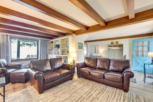 Modern Torch Lake Cottage with Dock Near Ski Resorts in 埃爾克急流市(MI) Modern Torch Lake Cottage with Dock Near Ski Resorts in 埃爾克急流市(MI)