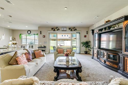 Beautiful Bakersfield Home about 8 Mi to Downtown! in นอร์ทเบเคอร์สฟิลด์ Beautiful Bakersfield Home about 8 Mi to Downtown! in นอร์ทเบเคอร์สฟิลด์