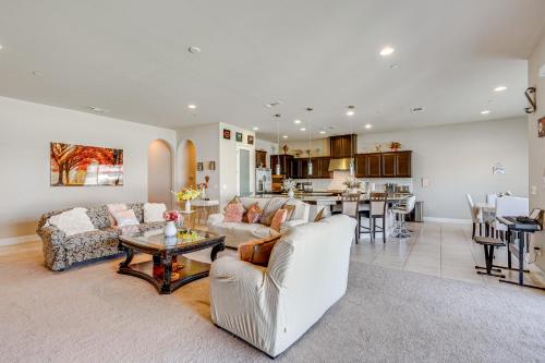 Beautiful Bakersfield Home about 8 Mi to Downtown! in นอร์ทเบเคอร์สฟิลด์ Beautiful Bakersfield Home about 8 Mi to Downtown! in นอร์ทเบเคอร์สฟิลด์