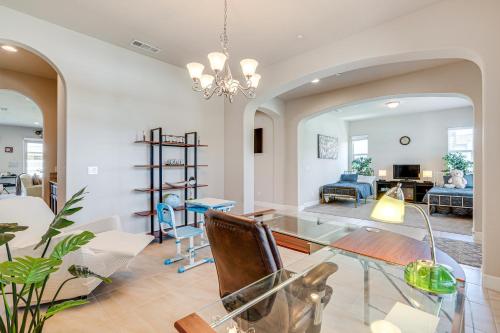 Beautiful Bakersfield Home about 8 Mi to Downtown! in นอร์ทเบเคอร์สฟิลด์ Beautiful Bakersfield Home about 8 Mi to Downtown! in นอร์ทเบเคอร์สฟิลด์