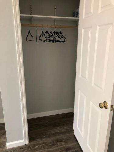 Private 2-bedroom with free parking and direct bus to NYC Manhattan only 2 blocks away in 林登 Private 2-bedroom with free parking and direct bus to NYC Manhattan only 2 blocks away in 林登