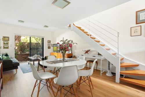 Spacious 2-Bed Townhouse with a Lush Courtyard in Newtown Spacious 2-Bed Townhouse with a Lush Courtyard in Newtown