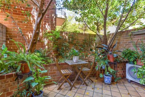 Spacious 2-Bed Townhouse with a Lush Courtyard in Newtown Spacious 2-Bed Townhouse with a Lush Courtyard in Newtown