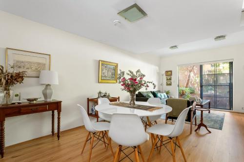 Spacious 2-Bed Townhouse with a Lush Courtyard in Newtown Spacious 2-Bed Townhouse with a Lush Courtyard in Newtown