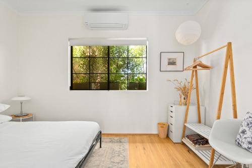 Spacious 2-Bed Townhouse with a Lush Courtyard in Newtown Spacious 2-Bed Townhouse with a Lush Courtyard in Newtown