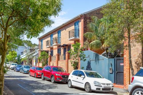 Spacious 2-Bed Townhouse with a Lush Courtyard in Newtown Spacious 2-Bed Townhouse with a Lush Courtyard in Newtown
