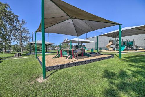 Expansive Home in Humble Near Lake Houston! in 아타스코시타 Expansive Home in Humble Near Lake Houston! in 아타스코시타