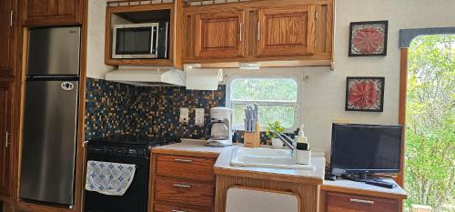 Homey Fifth Wheel Haven in Howey in the Hills Homey Fifth Wheel Haven in Howey in the Hills