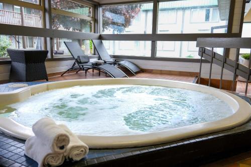 Swimming pool, Sandman Hotel Revelstoke in Revelstoke (BC) Swimming pool, Sandman Hotel Revelstoke in Revelstoke (BC)