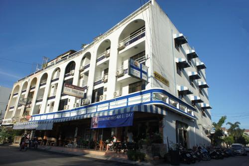 River Hotel