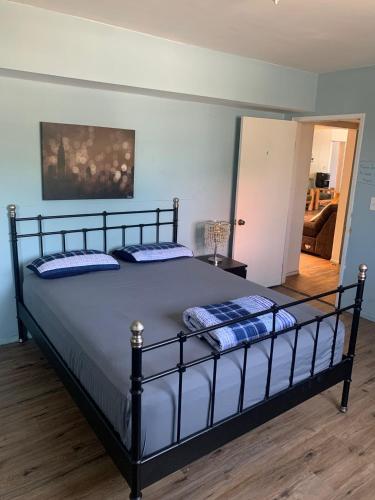 Bed, LA Love Home in Beverly Hills Bed, LA Love Home in Beverly Hills