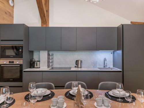 Penthouse neuf avec balcon Sud, proche piste, cheminée, parking, WIFI - FR-1-563-155 (Penthouse neuf avec balcon Sud, proche piste, cheminee, parking, WIFI - FR-1-563-155) in Куршевель Penthouse neuf avec balcon Sud, proche piste, cheminée, parking, WIFI - FR-1-563-155 (Penthouse neuf avec balcon Sud, proche piste, cheminee, parking, WIFI - FR-1-563-155) in Куршевель