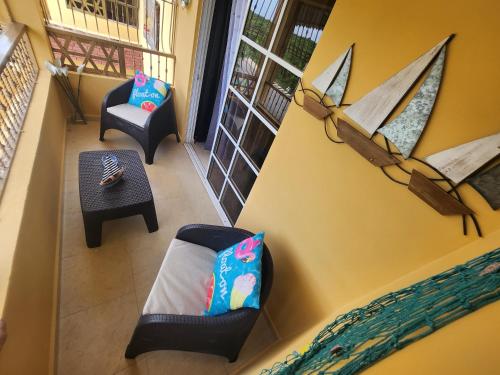 ระเบียง/ชานเรือน, Penthouse Apartment with Bay and Mountain Views, Rooftop BBQ, AC, Fast WiFi, Near Saladilla Beach, B in บาราโอนา ระเบียง/ชานเรือน, Penthouse Apartment with Bay and Mountain Views, Rooftop BBQ, AC, Fast WiFi, Near Saladilla Beach, B in บาราโอนา