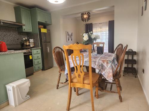 ห้องครัว, Penthouse Apartment with Bay and Mountain Views, Rooftop BBQ, AC, Fast WiFi, Near Saladilla Beach, B in บาราโอนา ห้องครัว, Penthouse Apartment with Bay and Mountain Views, Rooftop BBQ, AC, Fast WiFi, Near Saladilla Beach, B in บาราโอนา