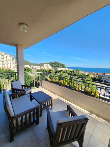 شرفة/ تراس, Hotel Petrovac in بتروفاك شرفة/ تراس, Hotel Petrovac in بتروفاك