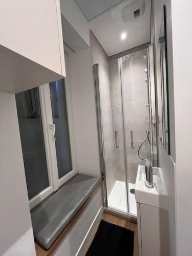 Ντους, Studio Melun Peaceful Area 5 min to Train Station in Μελούν Ντους, Studio Melun Peaceful Area 5 min to Train Station in Μελούν