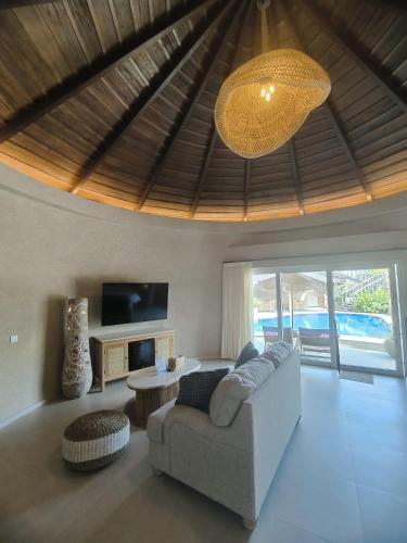 Shared lounge/TV area, Villa Suerte near Bandengan Beach Shared lounge/TV area, Villa Suerte near Bandengan Beach