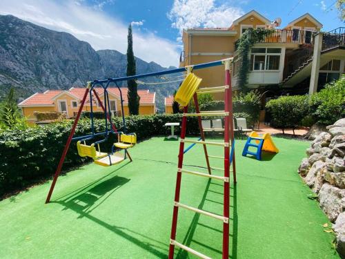 Taman bermain, Cozy Apartments in Kotor Bay in Orahovac Taman bermain, Cozy Apartments in Kotor Bay in Orahovac