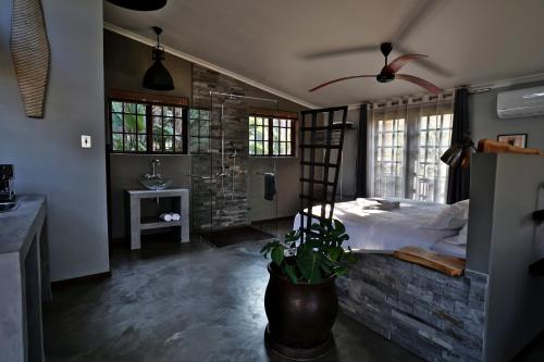 חדר שינה, Villa La Mercy Chalet No load shedding or water outages in לה-מרסי חדר שינה, Villa La Mercy Chalet No load shedding or water outages in לה-מרסי