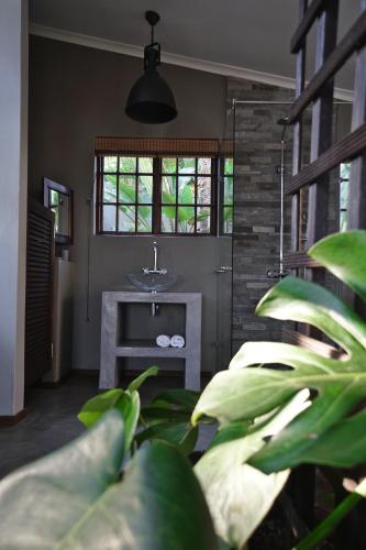 חדר אמבטיה, Villa La Mercy Chalet No load shedding or water outages in לה-מרסי חדר אמבטיה, Villa La Mercy Chalet No load shedding or water outages in לה-מרסי