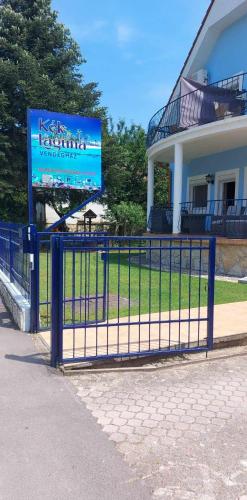 Pohled zvenku, Kek Laguna Vendeghaz in Balatonfured Pohled zvenku, Kek Laguna Vendeghaz in Balatonfured