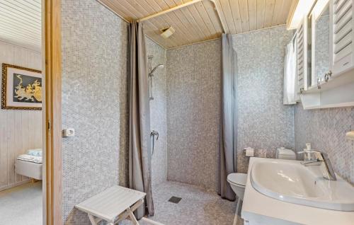 חדר אמבטיה, Lovely Home In Hundested With Wifi in חנדסטד חדר אמבטיה, Lovely Home In Hundested With Wifi in חנדסטד