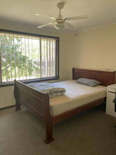 a 别墅大床间毗邻公园和公交车站 in 班杜拉 a 别墅大床间毗邻公园和公交车站 in 班杜拉