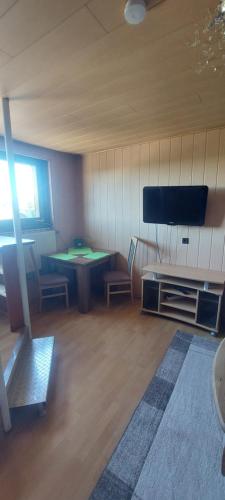 Ferienwohnungen! Kleine Bungalows mit Terrasse! in Eschborn Ferienwohnungen! Kleine Bungalows mit Terrasse! in Eschborn