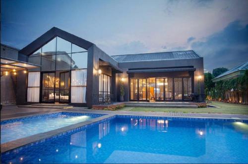 حمام ينبوع ساخن, فيلا 1200 متر مربع من 4 غرفة و5 حمام خاص في بونكاك (De Black Challet Villa Puncak) in بونشاك حمام ينبوع ساخن, فيلا 1200 متر مربع من 4 غرفة و5 حمام خاص في بونكاك (De Black Challet Villa Puncak) in بونشاك