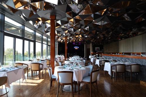 Restaurant, Sheraton Istanbul Ataköy Hotel in Bakirkoy Restaurant, Sheraton Istanbul Ataköy Hotel in Bakirkoy