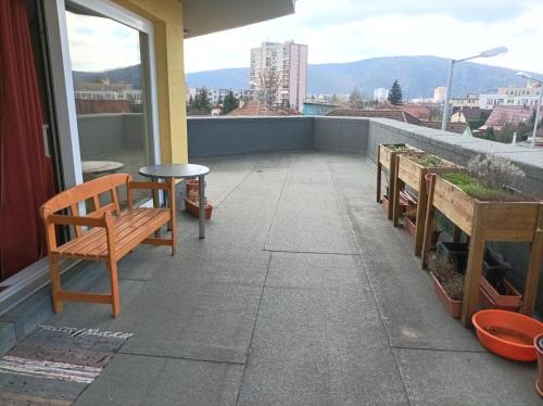 balkon/terras, Apartmán ANSAT Opatovská 20 (Apartman ANSAT Opatovska 20) in Trencin balkon/terras, Apartmán ANSAT Opatovská 20 (Apartman ANSAT Opatovska 20) in Trencin