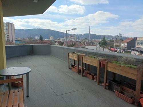 balkon/terras, Apartmán ANSAT Opatovská 20 (Apartman ANSAT Opatovska 20) in Trencin balkon/terras, Apartmán ANSAT Opatovská 20 (Apartman ANSAT Opatovska 20) in Trencin