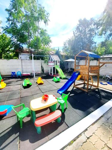 ملعب للأطفال, Complex ARGES - Garden & Retreat in ايفوري نورد ملعب للأطفال, Complex ARGES - Garden & Retreat in ايفوري نورد